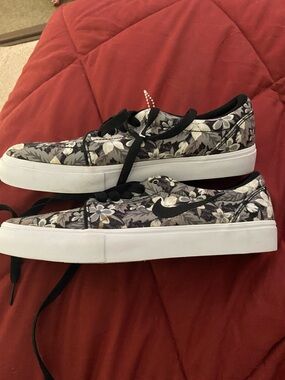 Nike Black and Cream Floral Low-Top Skate Sneakers